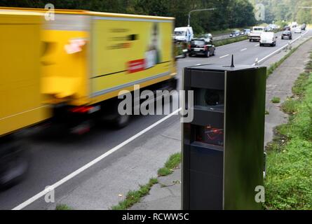 Radar velocità controllata monitoraggio con una velocità TraffiTower fotocamera, sulla strada federale B224, Braukstrasse, in una 70 km Foto Stock