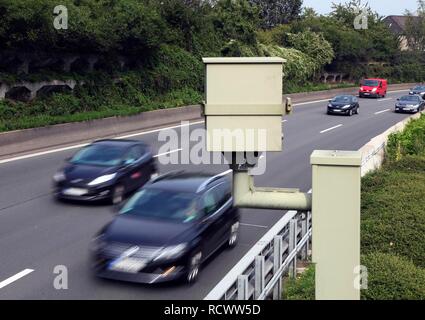 Radar velocità controllata monitoraggio con un autovelox, sull'autostrada A40 autostrada, Ruhrschnellweg, in cento chilometri per Foto Stock