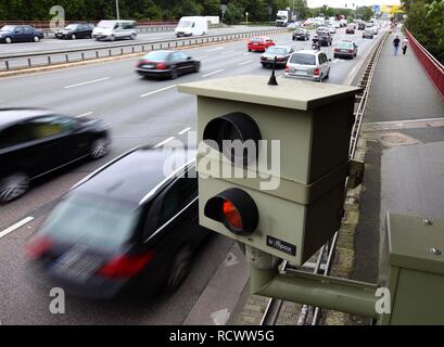 Radar velocità controllata monitoraggio con un autovelox, sulla strada federale B223, Konrad Adenauer-Allee, a 60 chilometri per Foto Stock