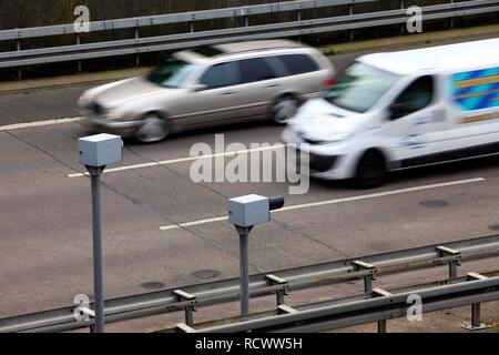 Radar velocità controllata monitoraggio con autovelox, sull'autostrada A44 autostrada, in cento chilometri all ora di limiti di velocità Foto Stock