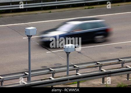 Radar velocità controllata monitoraggio con autovelox, sull'autostrada A44 autostrada, in cento chilometri all ora di limiti di velocità Foto Stock