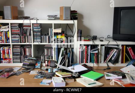 Scena di un furto con scasso, saccheggiato ripiano Foto Stock