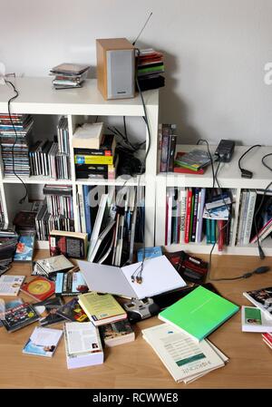 Scena di un furto con scasso, saccheggiato ripiano Foto Stock