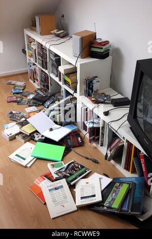 Scena di un furto con scasso, saccheggiato ripiano Foto Stock