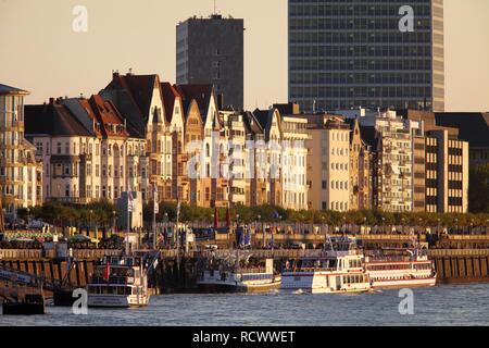 Fiume Reno banca, città vecchia, Reno navi e imbarcazioni per escursioni sul quay, Duesseldorf, nella Renania settentrionale-Vestfalia, PublicGround Foto Stock