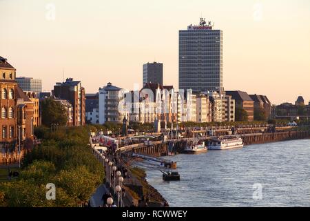 Fiume Reno banca, città vecchia, Reno navi e imbarcazioni per escursioni sul quay, Duesseldorf, nella Renania settentrionale-Vestfalia, PublicGround Foto Stock