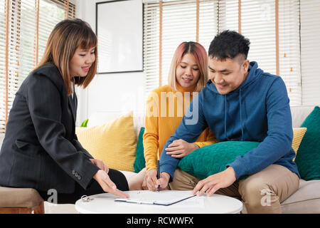 Asian giovane segno home contratto e handshake con agente immobiliare al soggiorno nella nuova casa.acquisto nuova casa real estate Foto Stock