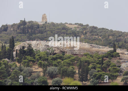 Atene, Grecia - 6 Giugno 2016: Areopago Hill, con il monumento di Philopappos in background, sono mostrati durante un pomeriggio giorno. Foto Stock