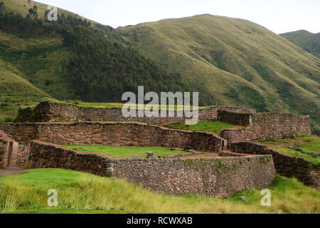 La fortezza rossa Puka Pukara, i resti della fortezza Inca costruito dal colore rosso intenso della pietra, situato sul picco della regione di Cusco, Perù Foto Stock