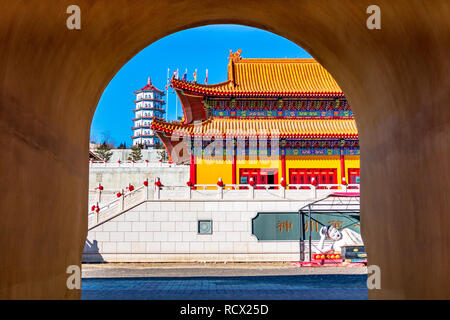 Aspetto architettonico del Tempio Lingbao in Hunchun, Cina, nel nord della provincia di Jilin. Foto Stock