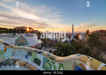 Sunrise vista del Parco Guell di Barcellona, Spagna. Foto Stock