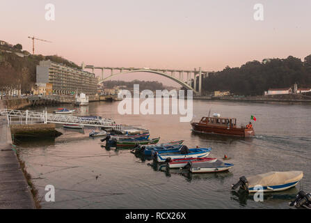 Porto, Portogallo - 17 Gennaio 2018: Ponte da Arrabida Bridge vista al tramonto, Porto, Portogallo Foto Stock