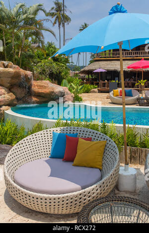 Resort tropicale con una piscina e un bar caffetteria su Koh Kood island, Thailandia Foto Stock