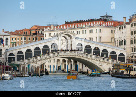 Venezia, Italia - 20 Marzo 2018: il famoso Ponte di Rialto a Canal Grande a Venezia Foto Stock