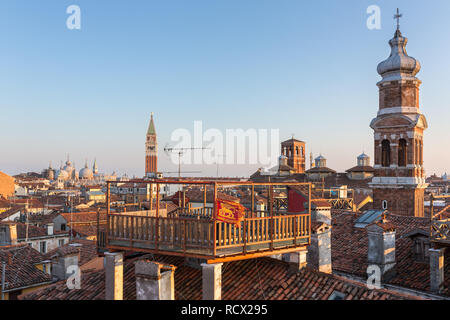 Tetti di Venezia al tramonto, Italia Foto Stock