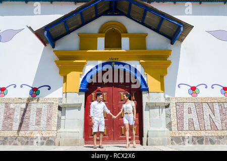 Felice bella donna con il suo fidanzato guardando ogni altro presso la porta della chiesa di Antioquia est di Lima - Perù Foto Stock