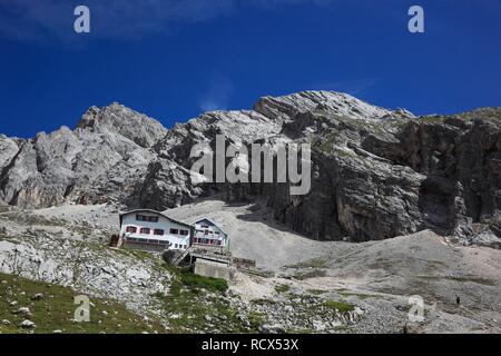 Knorr rifugio del Club Alpino Tedesco sull altopiano del Monte Zugspitze sotto il vertice, gamma di Wetterstein, Garmisch-Partenkirchen Foto Stock