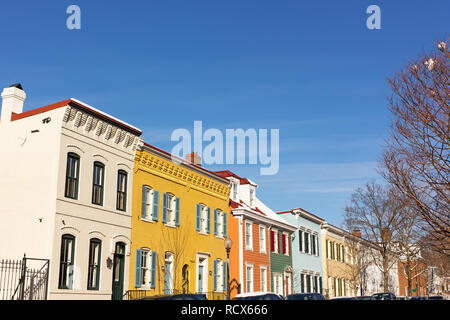 Dipinto luminosamente case sulla strada di Washington DC quartiere, STATI UNITI D'AMERICA. Case residenziali in prossimità della Georgetown University. Foto Stock