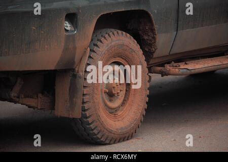 Pneumatici Jeep dopo la guida lungo piste fangose, Tanzania Africa Foto Stock