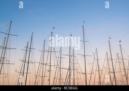 Yacht a montanti al crepuscolo sullo sfondo del cielo. Foto Stock