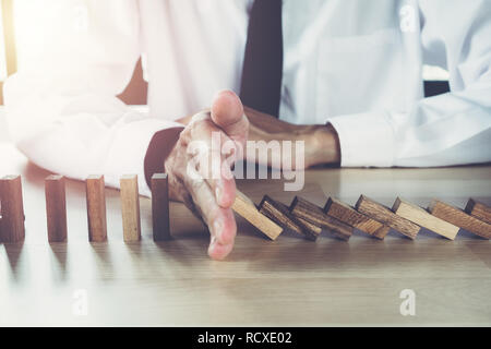 Pianificazione,rischio strategia ans in business.Business man posizionando il blocco di legno su un concetto della torre di controllo del rischio. Foto Stock