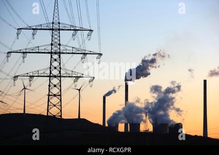 Le linee elettriche in alta tensione su Halde Scholven, miniera di heap, accanto al Scholven impianto alimentato a carbone azionato da E.ON Foto Stock