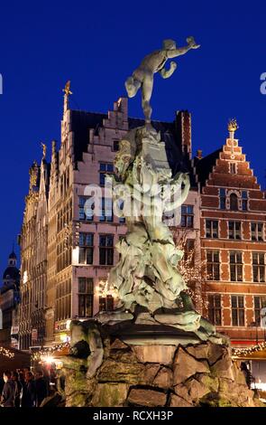 Brabo fontana, le case delle corporazioni e case a capanna in retro, facciate ornate, golden figure sulla punta gables, Grote Markt Foto Stock