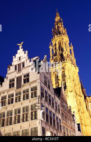 Guild house, casa a capanna, sontuosa facciata, figura dorata sul timpano appuntita, Grote Markt, il centro storico di Antwerp, Fiandre Foto Stock