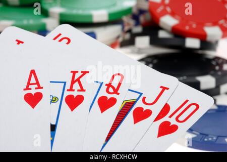 Poker, carte da gioco, gioco chips, token, con valori diversi, la carta più alta combinazione, Royal Flush Foto Stock