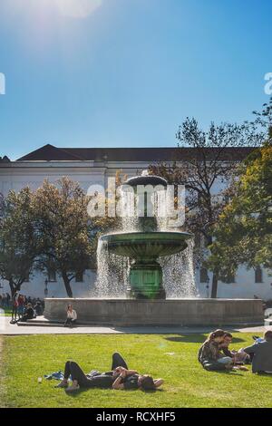 Il Geschwister-Scholl-Platz con la sua fontana, il piazzale antistante la Ludwig-Maximilians-University di Monaco di Baviera, Baviera, Baviera Foto Stock