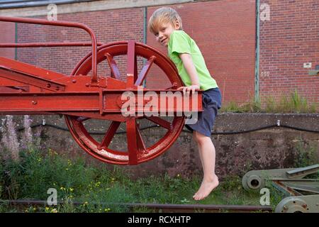 Little Boy giocando su una vecchia gru a Hafenmuseum, harbor museum, Amburgo Wilhelmsburg Foto Stock