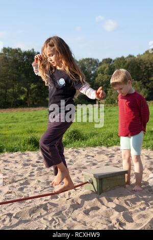 I bambini sul sentiero a piedi nudi, Barfusspark Egestorf, Parco a piedi nudi, dettaglio dei bambini i piedi di Luneberg, Bassa Sassonia Foto Stock