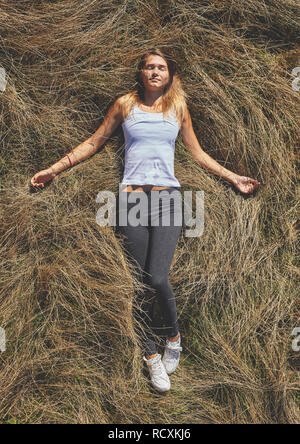 Attraente giovane donna che lavora fuori all'aperto Foto Stock