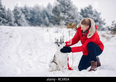 Bella Donna che gioca con un cane Foto Stock