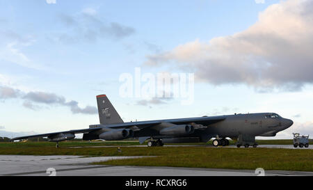 A B Stratofortress bombardiere dal 5° Ala bomba a Minot Air Force Base (AFB), North Dakota, siede sul flightline presso Andersen AFB, Guam, Gennaio 15, 2019. I bombardieri da Minot si assumerà la responsabilità per gli Stati Uniti Indo-pacifico del comando bombardiere continua presenza missione dal 96Bomba Expeditionary Squadron da Barksdale AFB, Louisiana. (U.S. Air Force foto di Senior Airman Christopher quaglie) Foto Stock