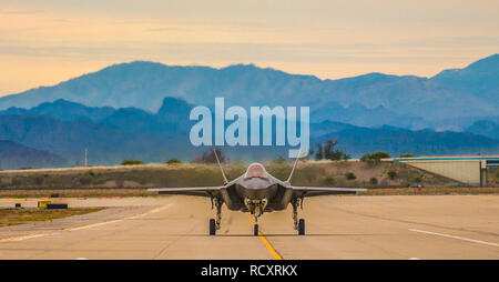 Un F-35un fulmine II taxi verso il basso la Flightline prima un carico trimestrale crew concorrenza a Luke Air Force Base, Ariz., 10 gennaio, 2019. Sei diverse manutenzione aeromobili unità dal Team Luca gareggiato nella 56th Fighter Wing carico trimestrale Crew concorrenza che valuta la competenza tecnica, le procedure di sicurezza ed il tempo complessivo di carico munizioni sul rispettivo aeromobili. (U.S. Air Force foto di Senior Airman Caleb Worpel) Foto Stock