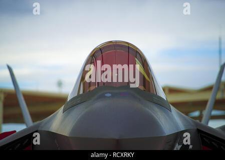 Un F-35un fulmine II si siede sul flightline prima un carico trimestrale crew concorrenza a Luke Air Force Base, Ariz., 10 gennaio, 2019. Sei diverse manutenzione aeromobili unità dal Team Luca gareggiato nella 56th Fighter Wing carico trimestrale Crew concorrenza che valuta la competenza tecnica, le procedure di sicurezza ed il tempo complessivo di carico munizioni sul rispettivo aeromobili. (U.S. Air Force foto di Senior Airman Caleb Worpel) Foto Stock