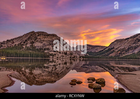 Lago Tenaya di Sunrise Foto Stock