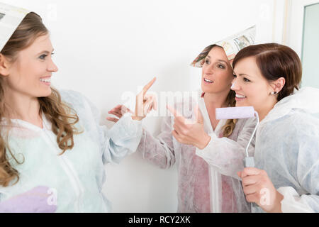 Gruppo di lavoratore di sesso femminile che discutendo insieme Foto Stock