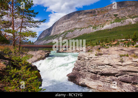 Donfossen cascata sul fiume Otta in Skjak comune, contea di Oppland orientale della Norvegia e Scandinavia. Donfoss camping è visto in background Foto Stock
