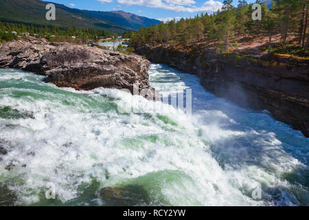 Donfossen cascata sul fiume Otta in Skjak comune, contea di Oppland orientale della Norvegia e Scandinavia. Donfoss camping è visto in background Foto Stock