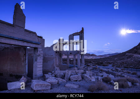 Edificio abbandonato in riolite, Nevada di notte con la luna piena Foto Stock