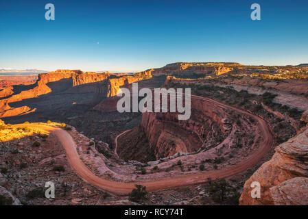 Shafer Canyon Overlook nel Parco Nazionale di Canyonlands, Utah al tramonto Foto Stock