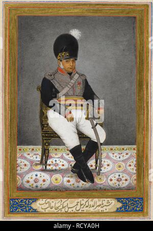 Ritratto del colonnello James Skinner (1778-1841) in uniforme, seduti su una sedia. Tazkirat al-umara, scritto per Col. James Skinner. Notizie storiche di alcune famiglie principesca del Rajasthan e il Panjab, principalmente di quelli vicino a Hissar dove il colonnello Skinner era di stanza. Trentotto ritratti. India, 1830. Acquerello. Lo stile di Delhi. Fonte: Aggiungi. 27254, f.4. V.o. persiano. Autore: ANON. Foto Stock