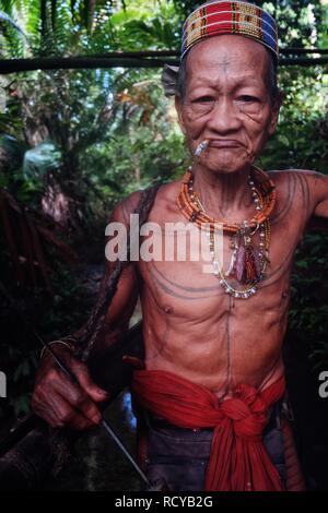 Muara Siberut, isole mentawai / Indonesia - 15 AGO 2017: Tribal hunter Toikot su un viaggio di caccia per le scimmie nel mezzo di un flusso nel profondo del ju Foto Stock