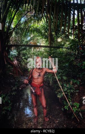 Muara Siberut, isole mentawai / Indonesia - 15 AGO 2017: Tribal hunter Toikot su un viaggio di caccia per le scimmie nel mezzo di un flusso nel profondo del ju Foto Stock