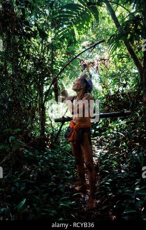 Muara Siberut, isole mentawai / Indonesia - 15 AGO 2017: Tribal hunter Toikot su un viaggio di caccia per le scimmie nel cuore della giungla Foto Stock