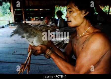 Muara Siberut, isole mentawai / Indonesia - 15 AGO 2017: Tribal stati Aman si sta preparando per la tradizionale festa di addio al suo jungle house Foto Stock