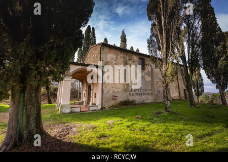 Il Santuario della Madonna del Carmine di Rivalto è situato vicino le colline boscose di Poggiopiano nel comune di Chianni, provincia di Pisa, Foto Stock