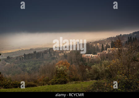 Vista panoramica con la chiesa parrocchiale di San Giuseppe nel comune di Chianni, provincia di Pisa, Toscana Foto Stock